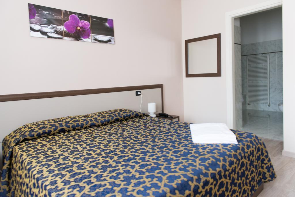Locanda San Fiorenzo Fiorenzuola dʼArda Pokoj fotografie